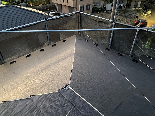 スレート屋根から横暖ルーフを使った屋根カバー工事を行いました！川口市屋根カバー工事　横暖ルーフαｓ　ニチハ　センタールーフ　スレートボロボロ　ガルバリウム鋼板　